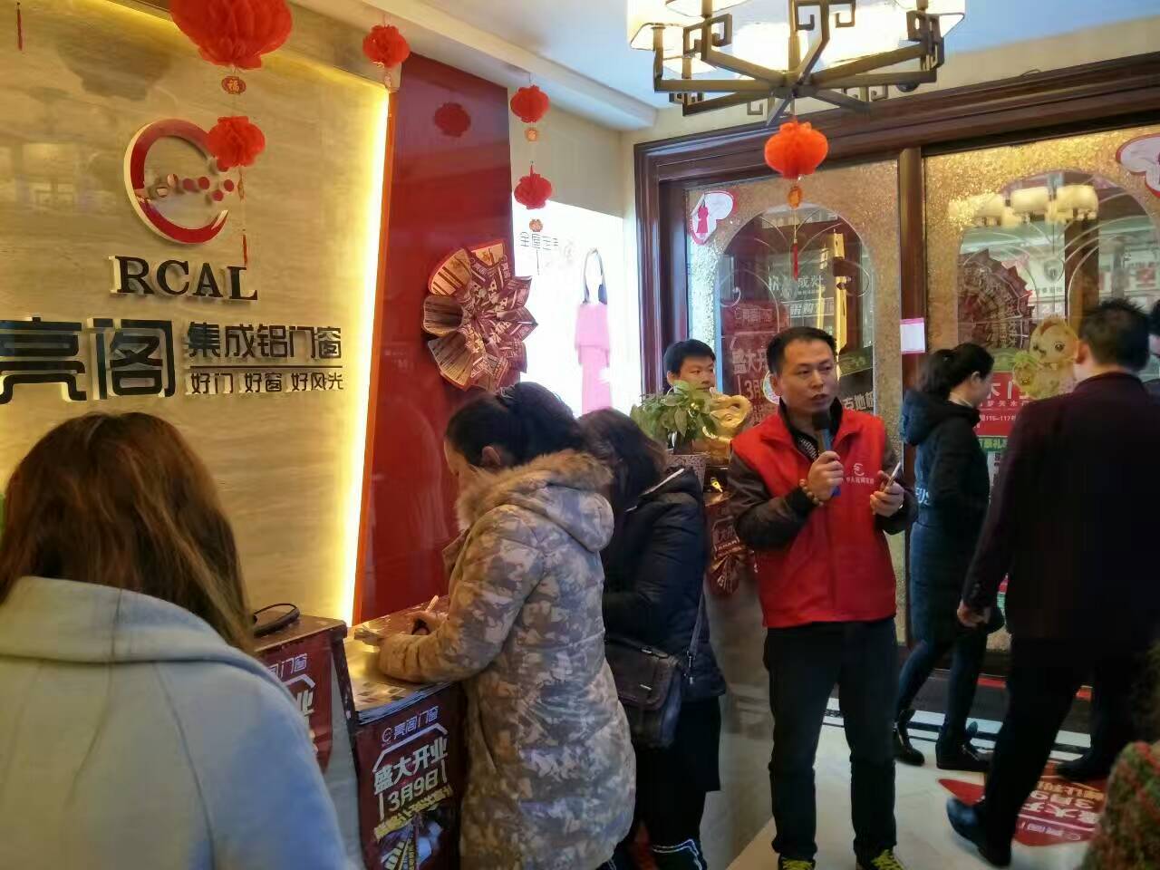 熱烈祝賀亮閣門(mén)窗湘鄉專(zhuān)賣(mài)店盛大開(kāi)業(yè)，簽單刷爆現場(chǎng)！讓你三生三世不后悔！