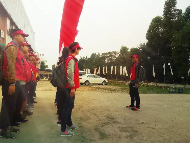 萬(wàn)人同行，相競相伴；亮閣門(mén)窗，一路向前。