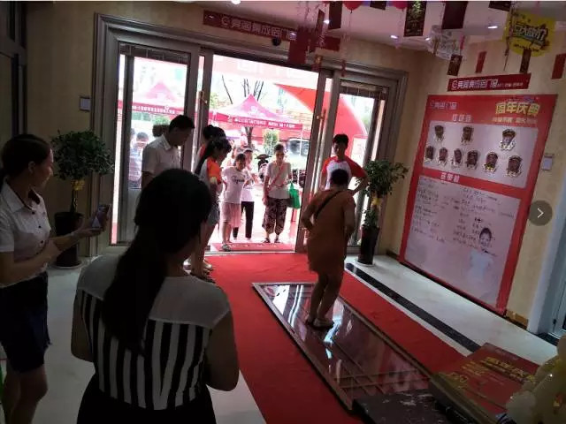 熱烈祝賀亮閣門(mén)窗江西樂(lè )平店周年慶典圓滿(mǎn)落幕！