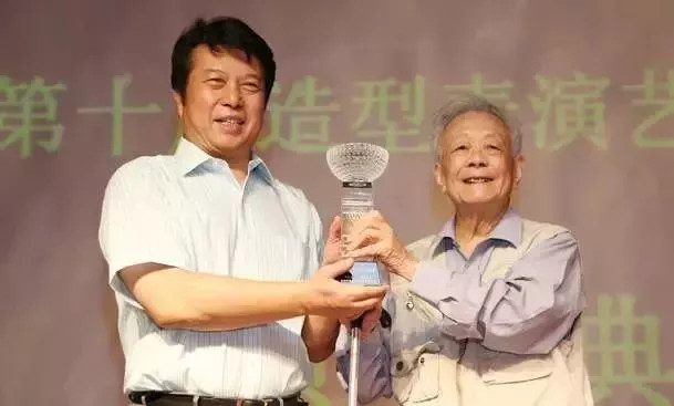 九十九歲的周令釗爺爺，再次執筆設計2018年生肖郵票！