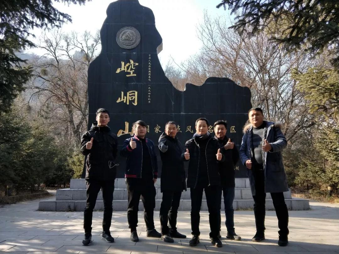 熱烈祝賀亮閣門(mén)窗第一屆核心經(jīng)銷(xiāo)第三次會(huì )議順利舉辦！