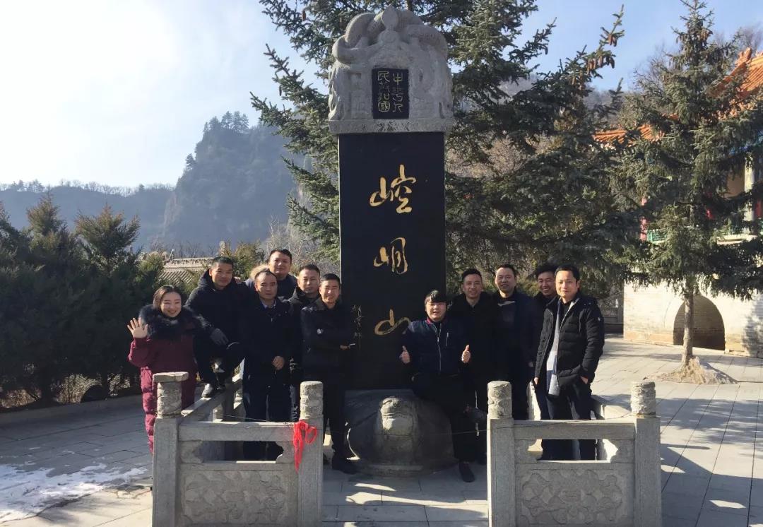 熱烈祝賀亮閣門(mén)窗第一屆核心經(jīng)銷(xiāo)第三次會(huì )議順利舉辦！