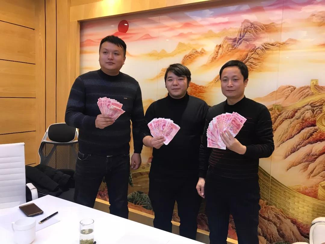 熱烈祝賀亮閣門(mén)窗第一屆核心經(jīng)銷(xiāo)第三次會(huì )議順利舉辦！