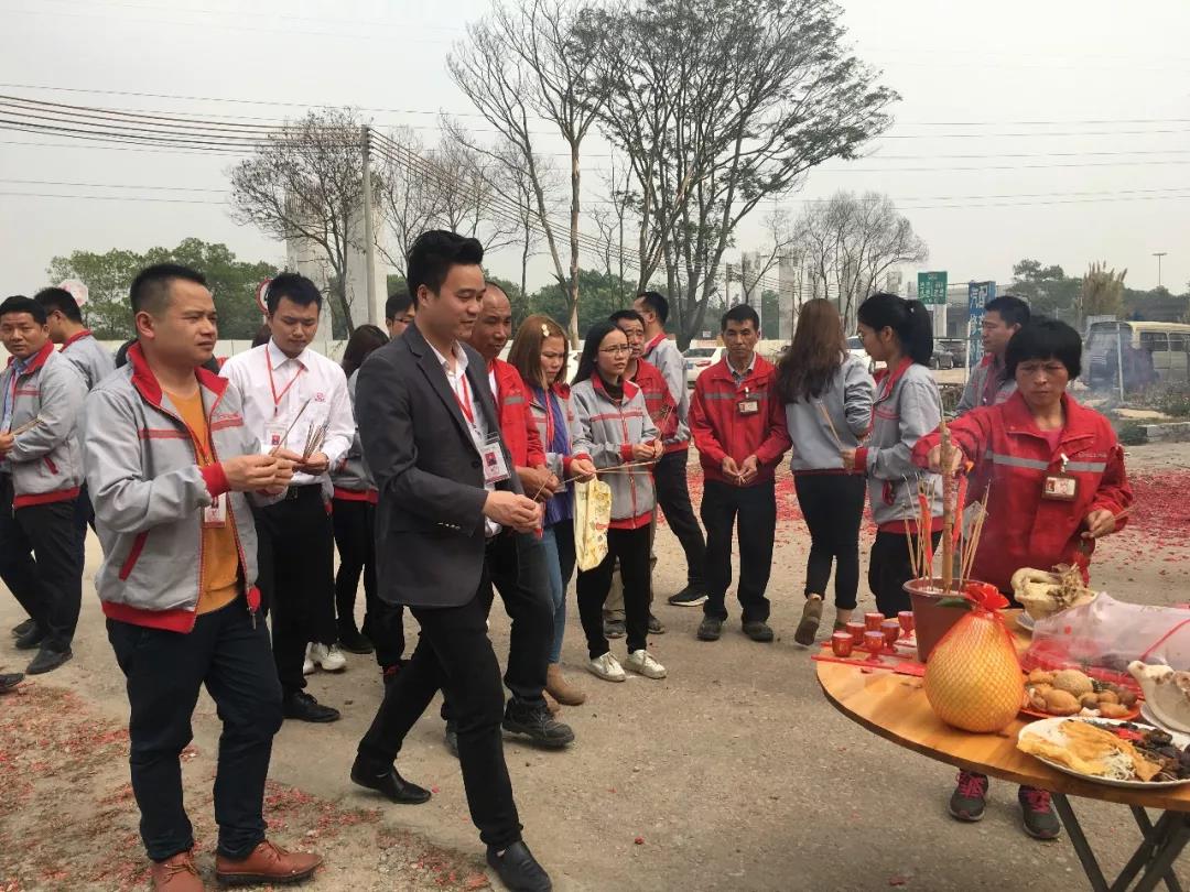 鞭炮聲聲賀新年！亮閣門(mén)窗祝大家開(kāi)工大吉，財源廣進(jìn)！